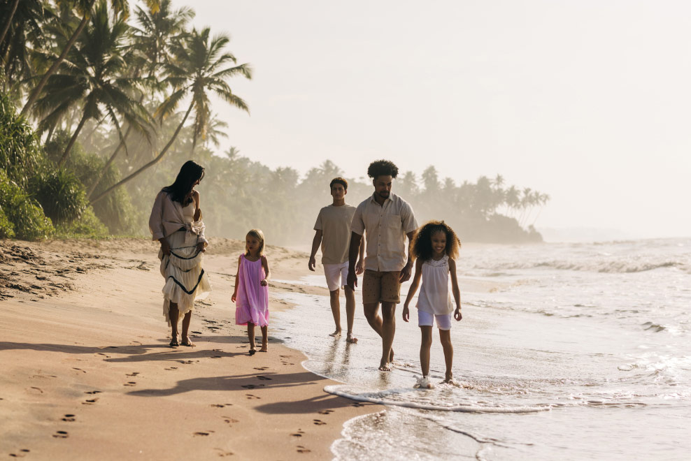 Ani-Sri-Lanka_guest_privileges_beach_walk